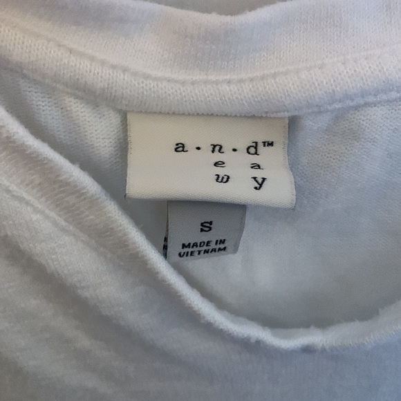 White top with fun sleeves - Picture 3 of 3